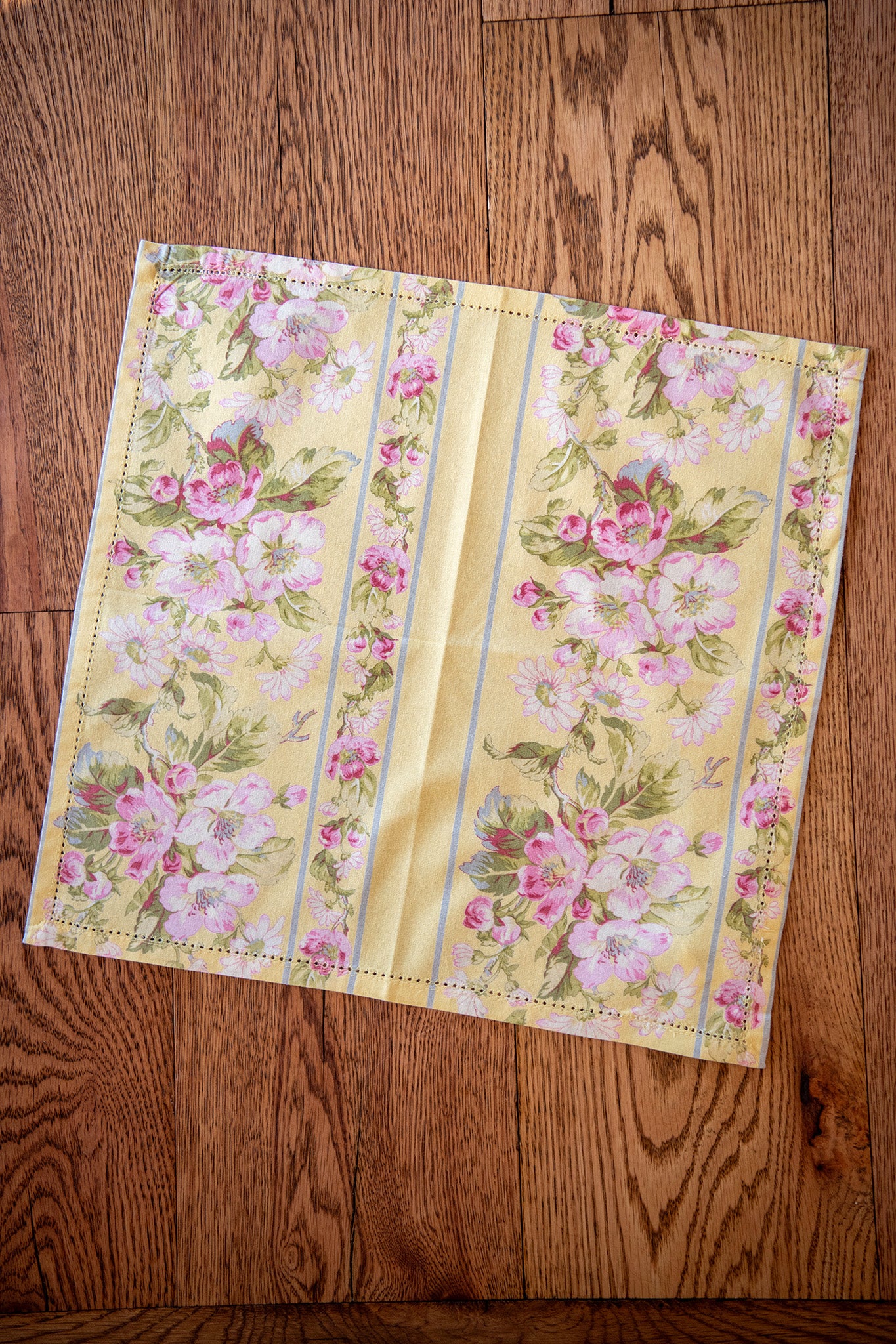 Apple Blossom Luncheon Napkins, Set of 4