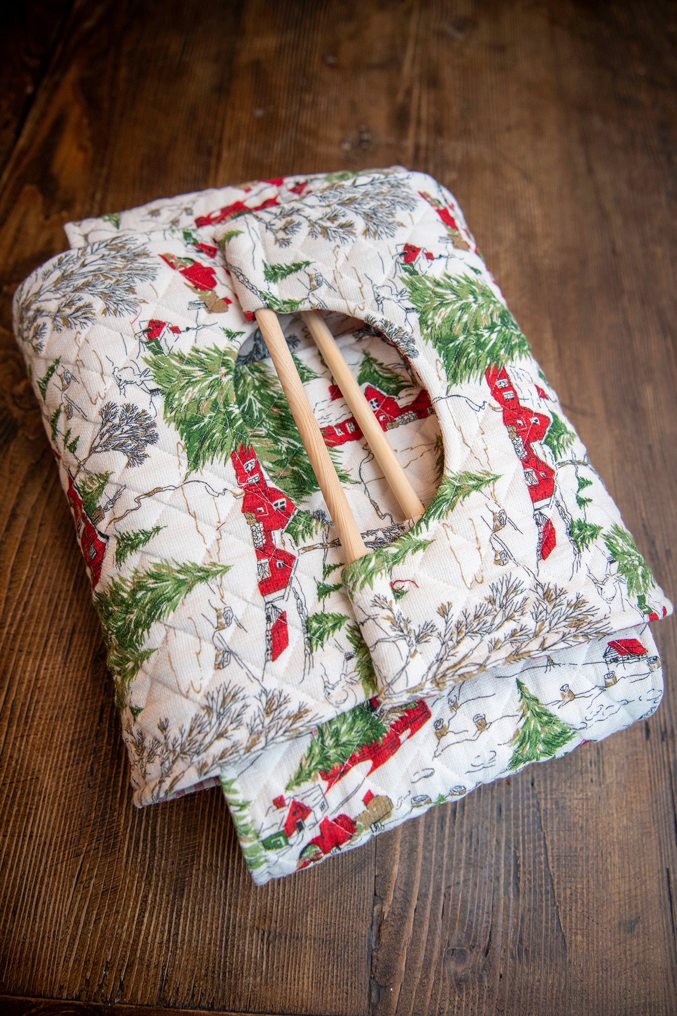 Limited-Edition Christmas Cottage Let-That-Casserole Carrier