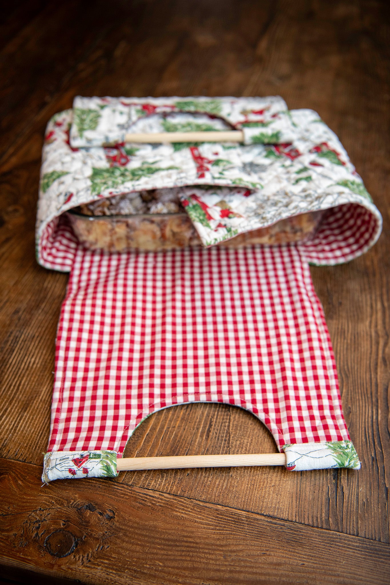 Limited-Edition Christmas Cottage Let-That-Casserole Carrier