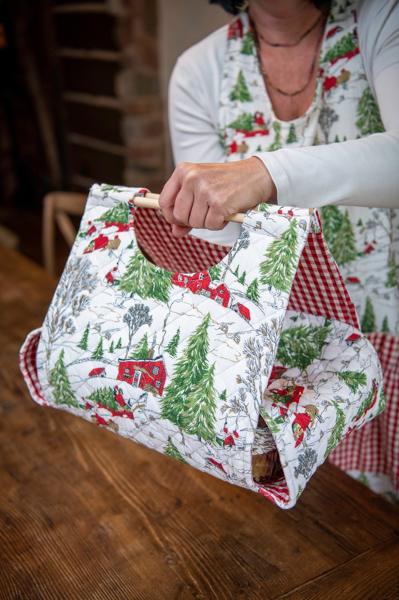 Limited-Edition Christmas Cottage Let-That-Casserole Carrier