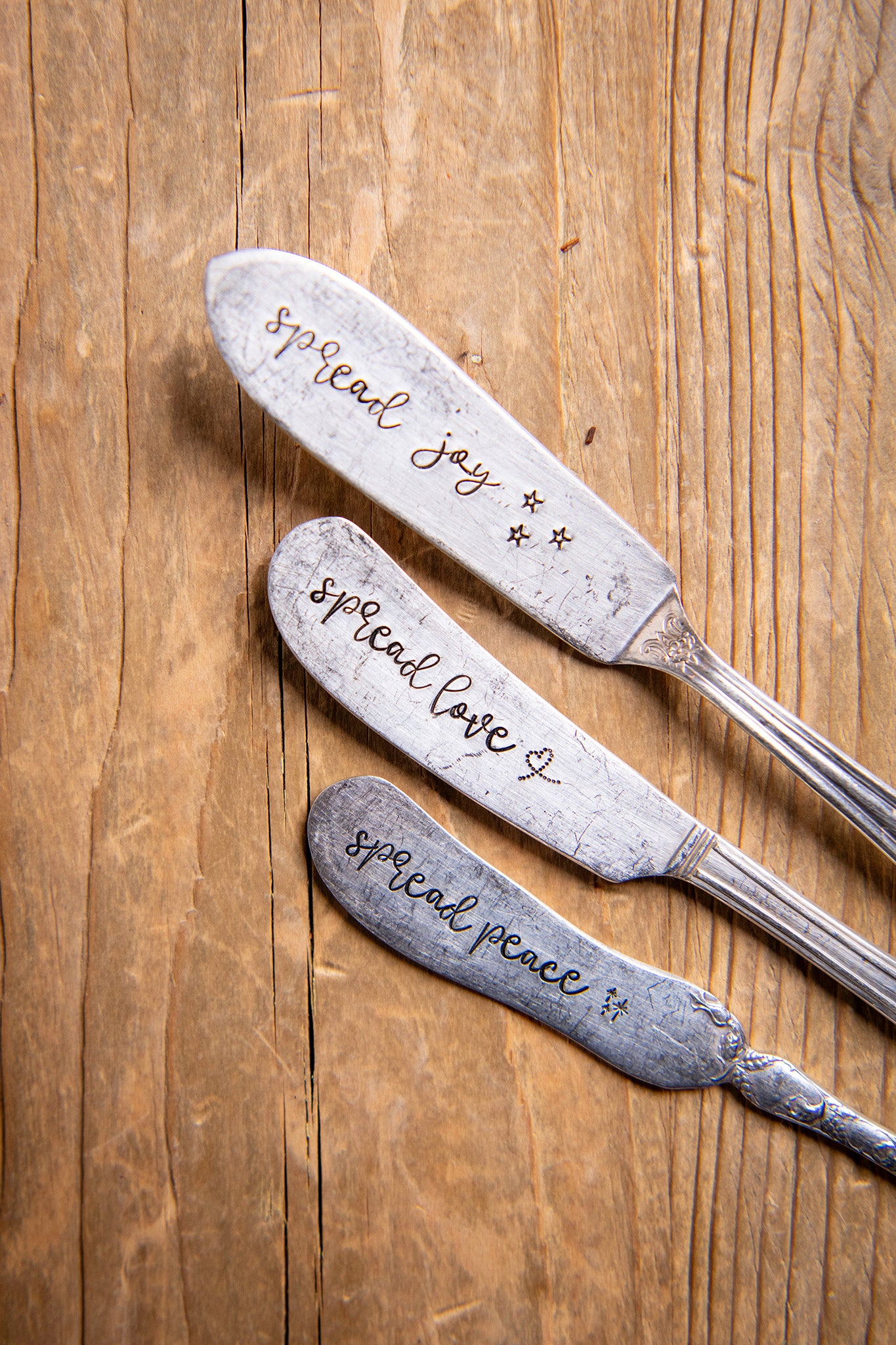 Genuine Vintage: Holiday Stamped Knife Set