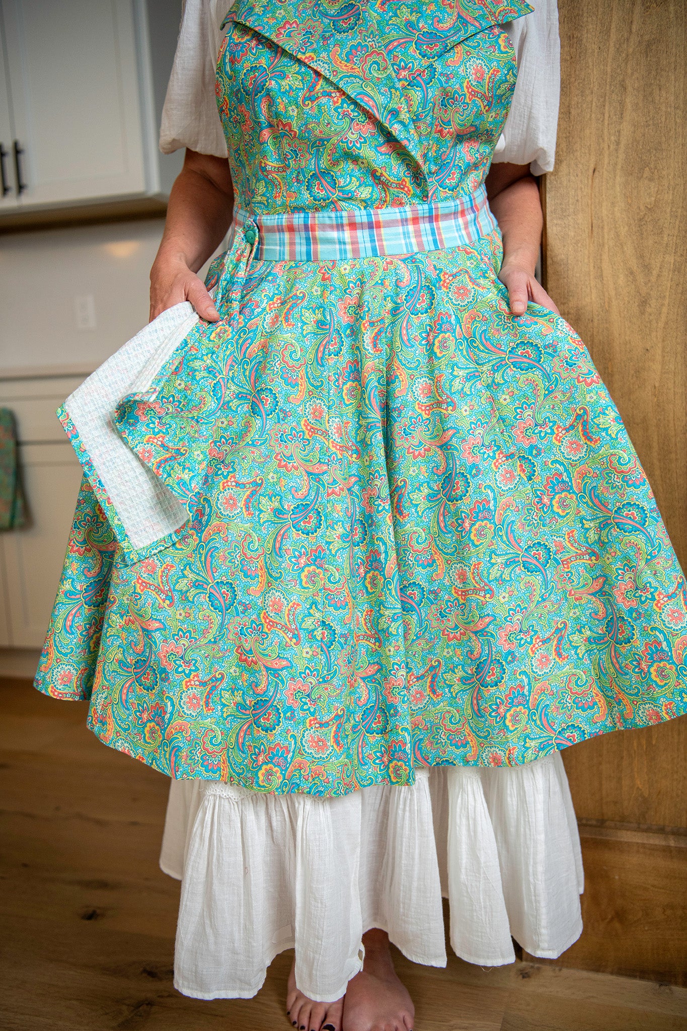 Kanti Paisley Collar Apron with Tea Towel