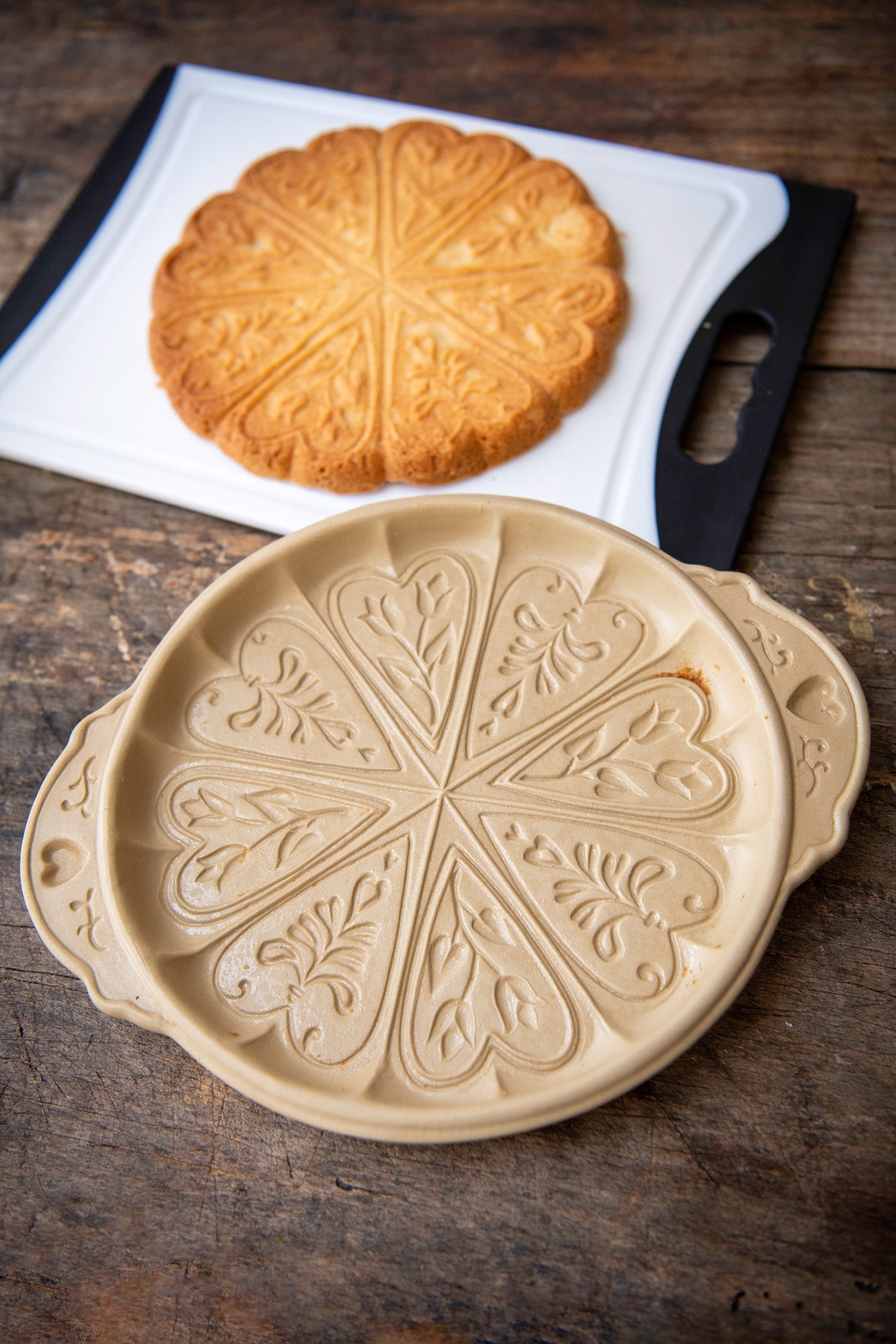 Emerson Pottery Shortbread Pan in Hearts and Flowers