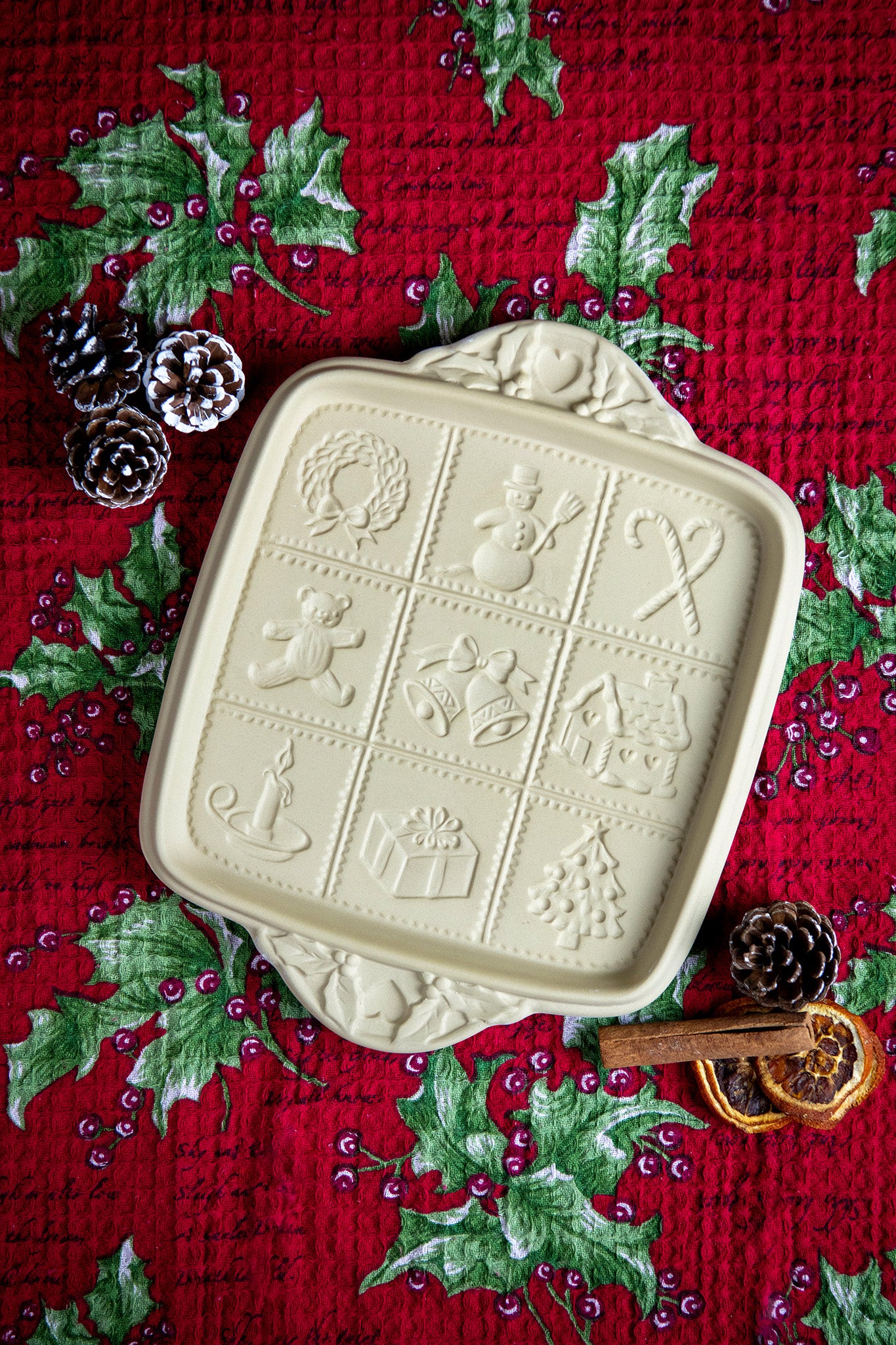 Emerson Pottery Shortbread Pan in Yuletide