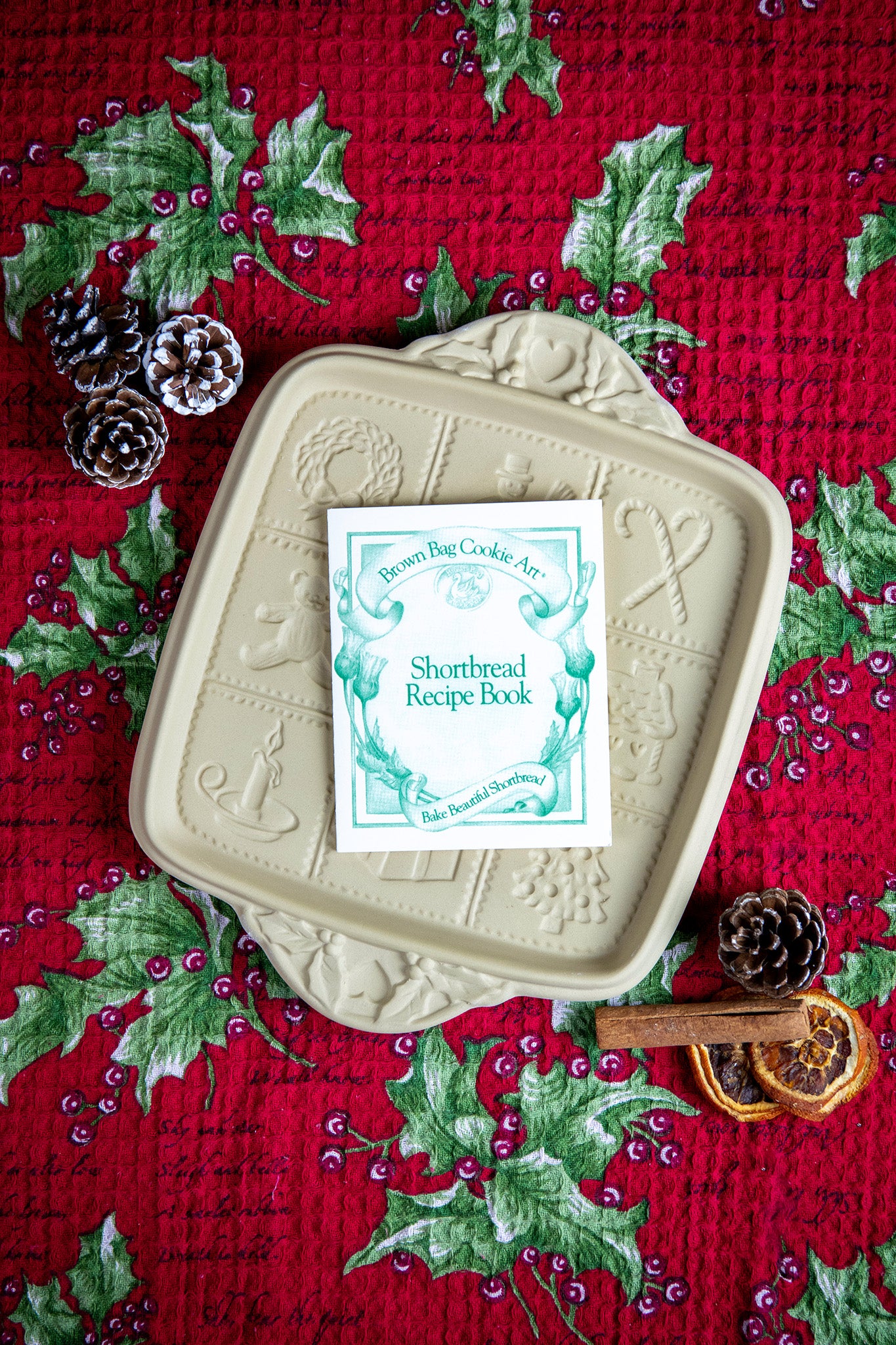 Emerson Pottery Shortbread Pan in Yuletide